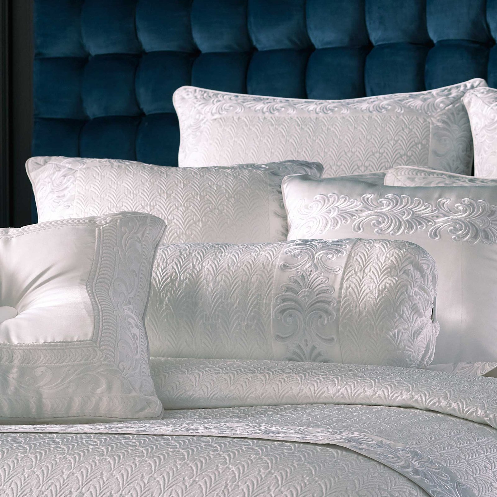 becco-neckroll-pillow-coverlet-2
