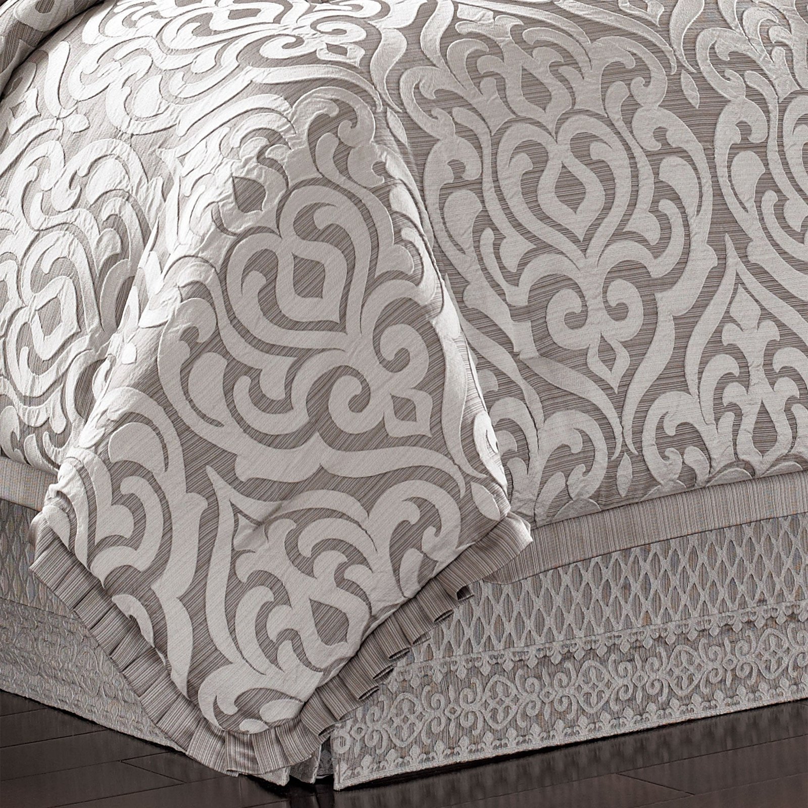 j-queen-new-york-babylon-bedskirt