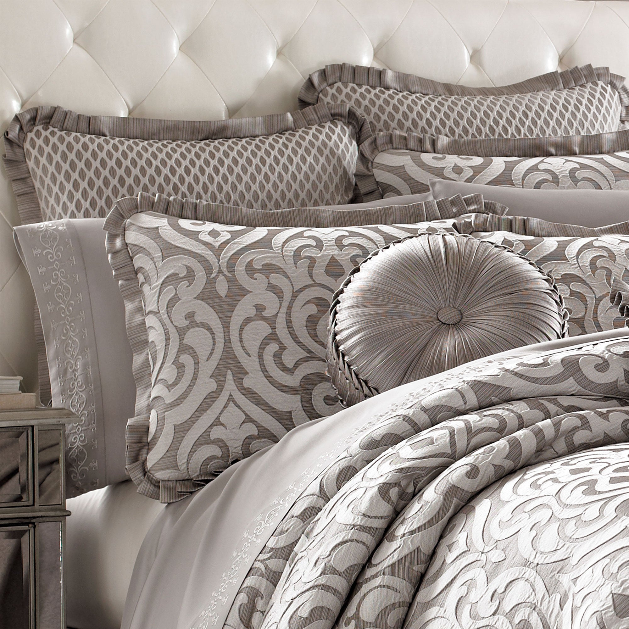j-queen-new-york-babylon-pillows_1