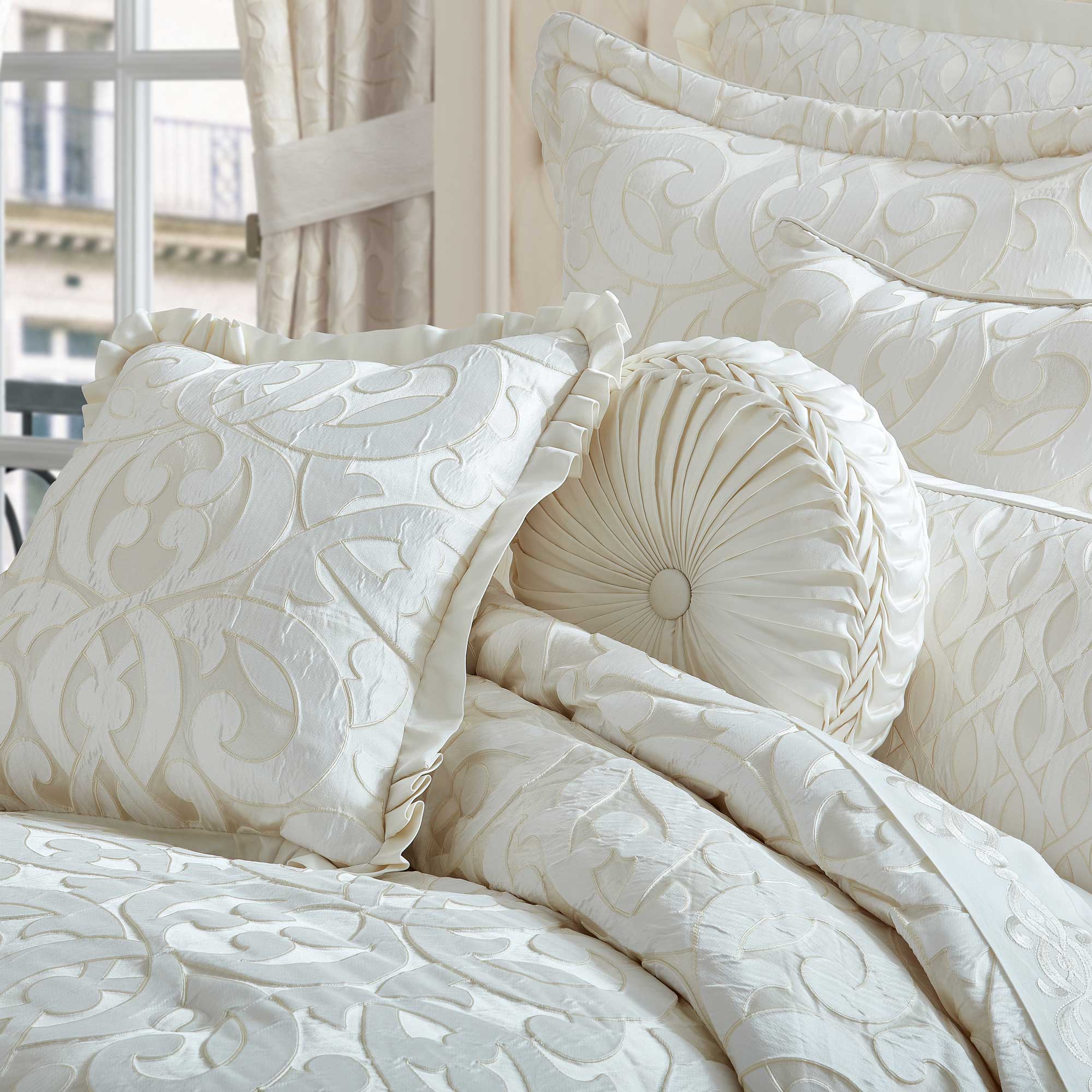 la-boheme-tufted-round-decorative-throw-pillow-2