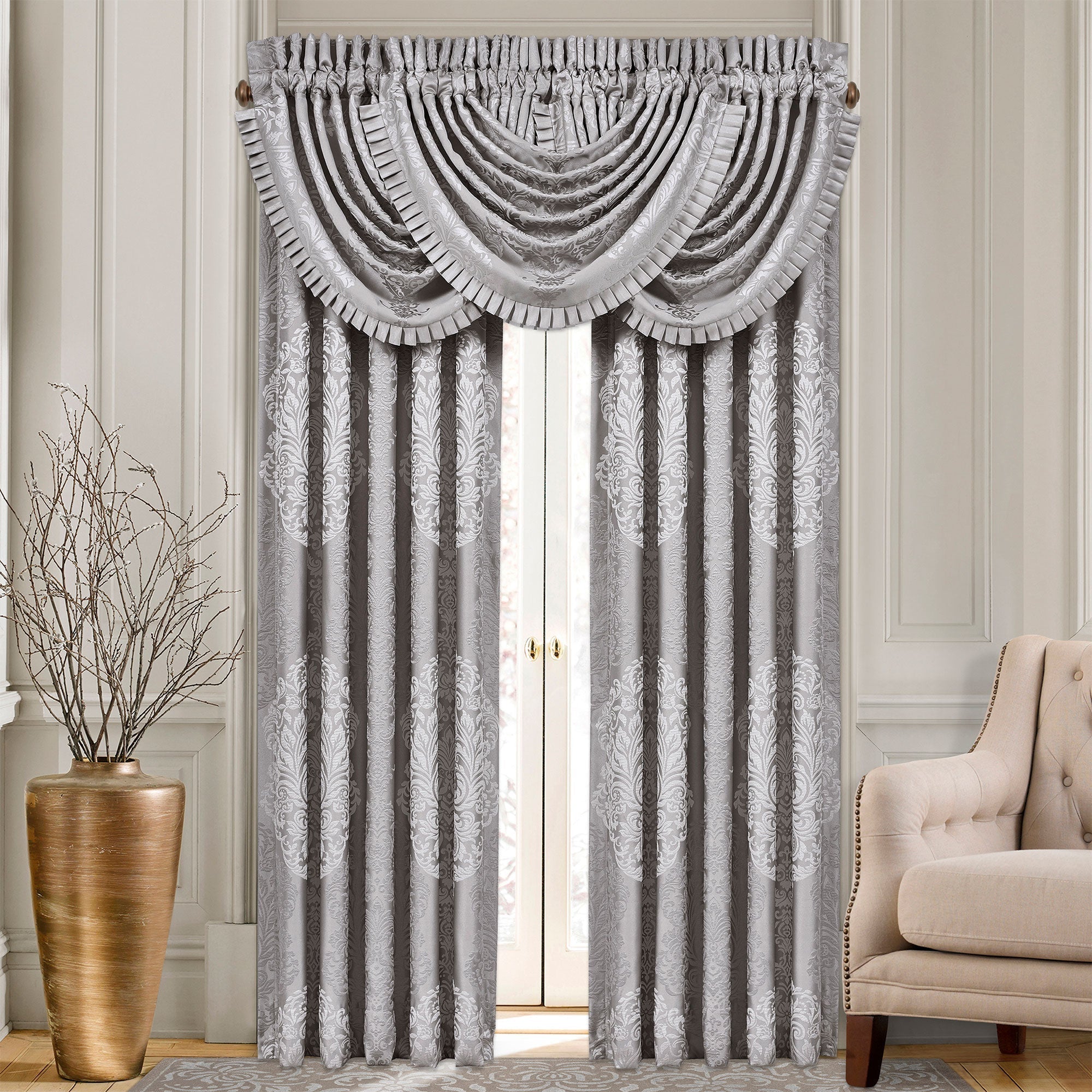 la-scala-silver-window-lifestyle_b4156a88-4947-49a5-be92-12aac69a4ac4