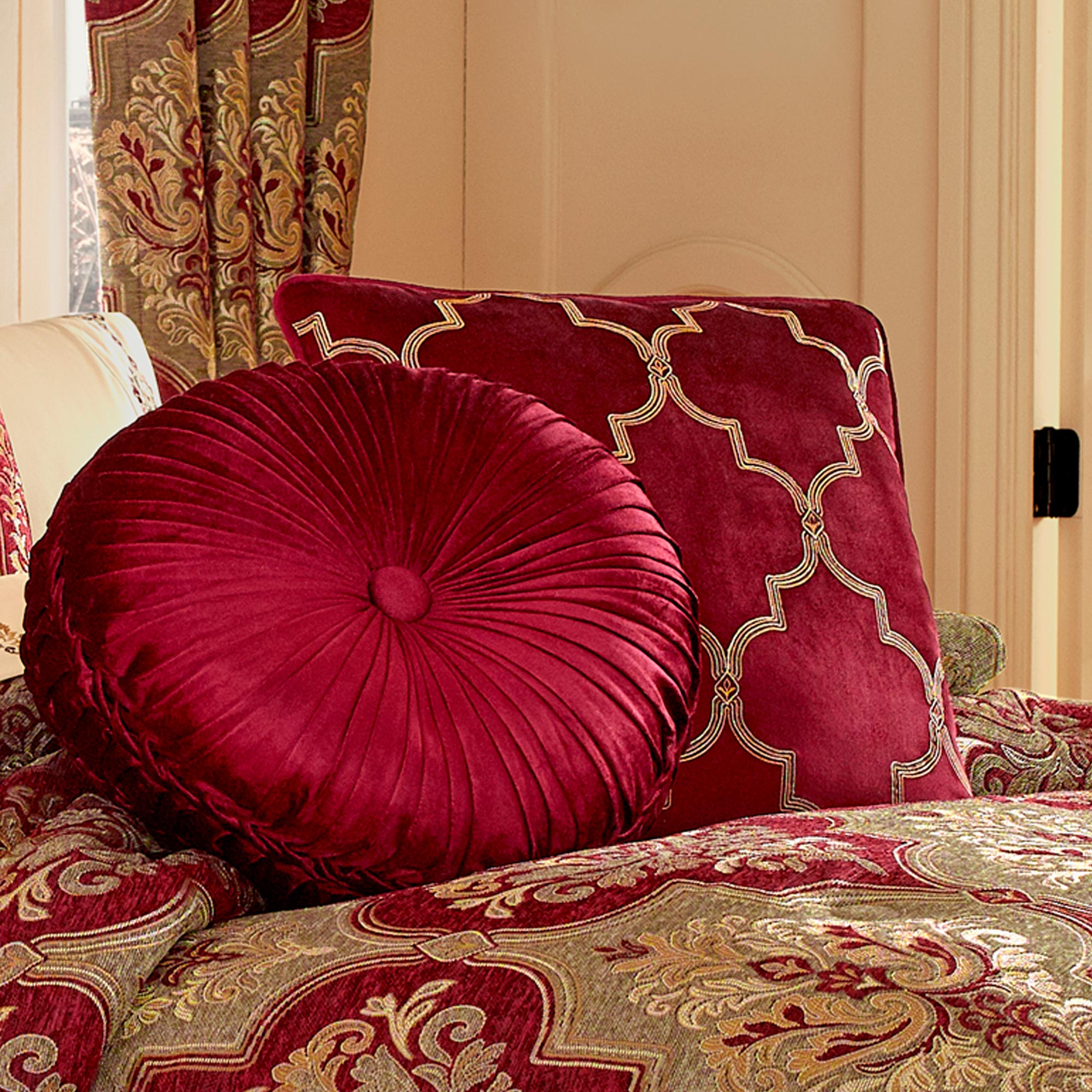 maribella-crimson-tufted-round-2_41232b0b-d3b2-4434-9cae-efee36e82e98