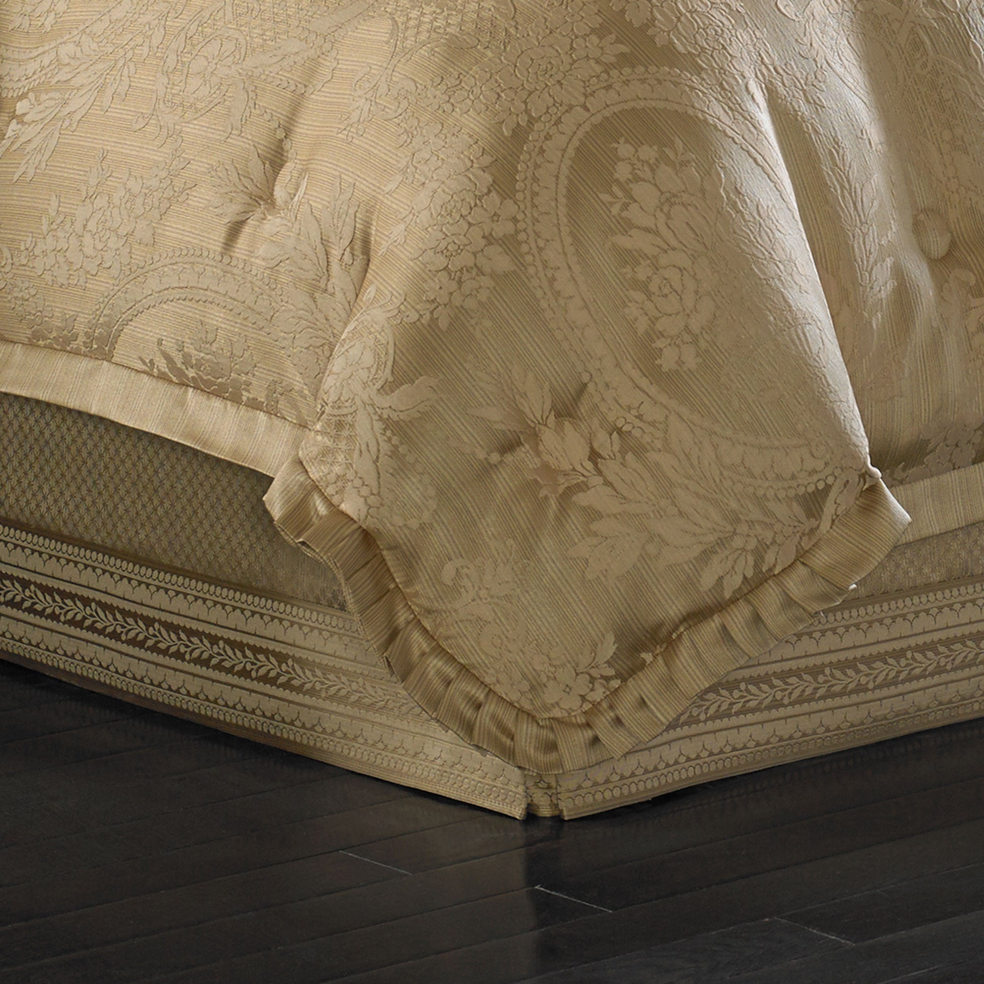 napoleon-gold-queen-4-piece-comforter-set-full-01