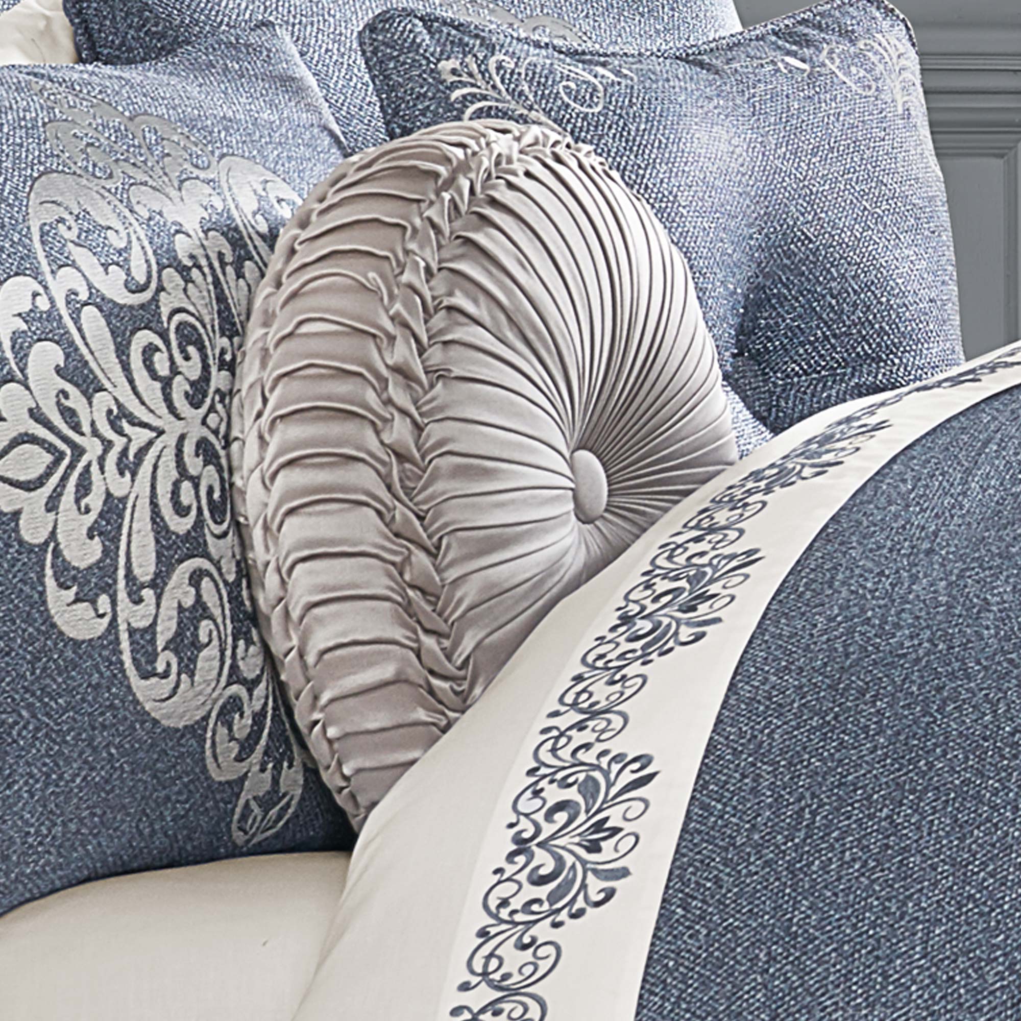 richmond-tufted-round-decorative-throw-pillow-2