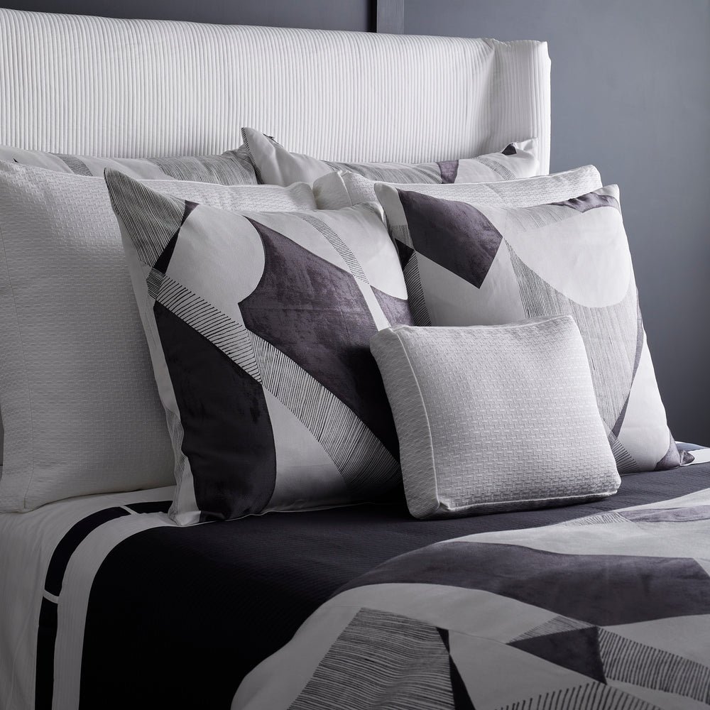 Clio_BlackWhite_Lifestyle_2_500x500_crop_center_2x_b7115305-4a60-4b43-a822-b1ca6b7c970a
