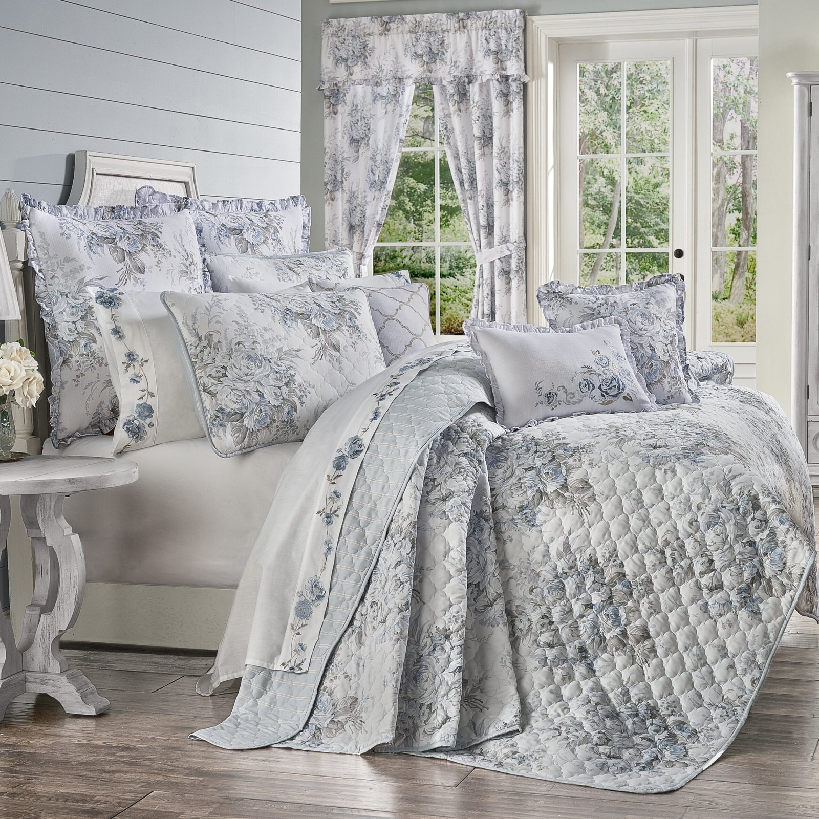Estelle_Blue_3-Piece_Quilt_Set_045e52d3-ba11-483a-b35e-0e86c3365783