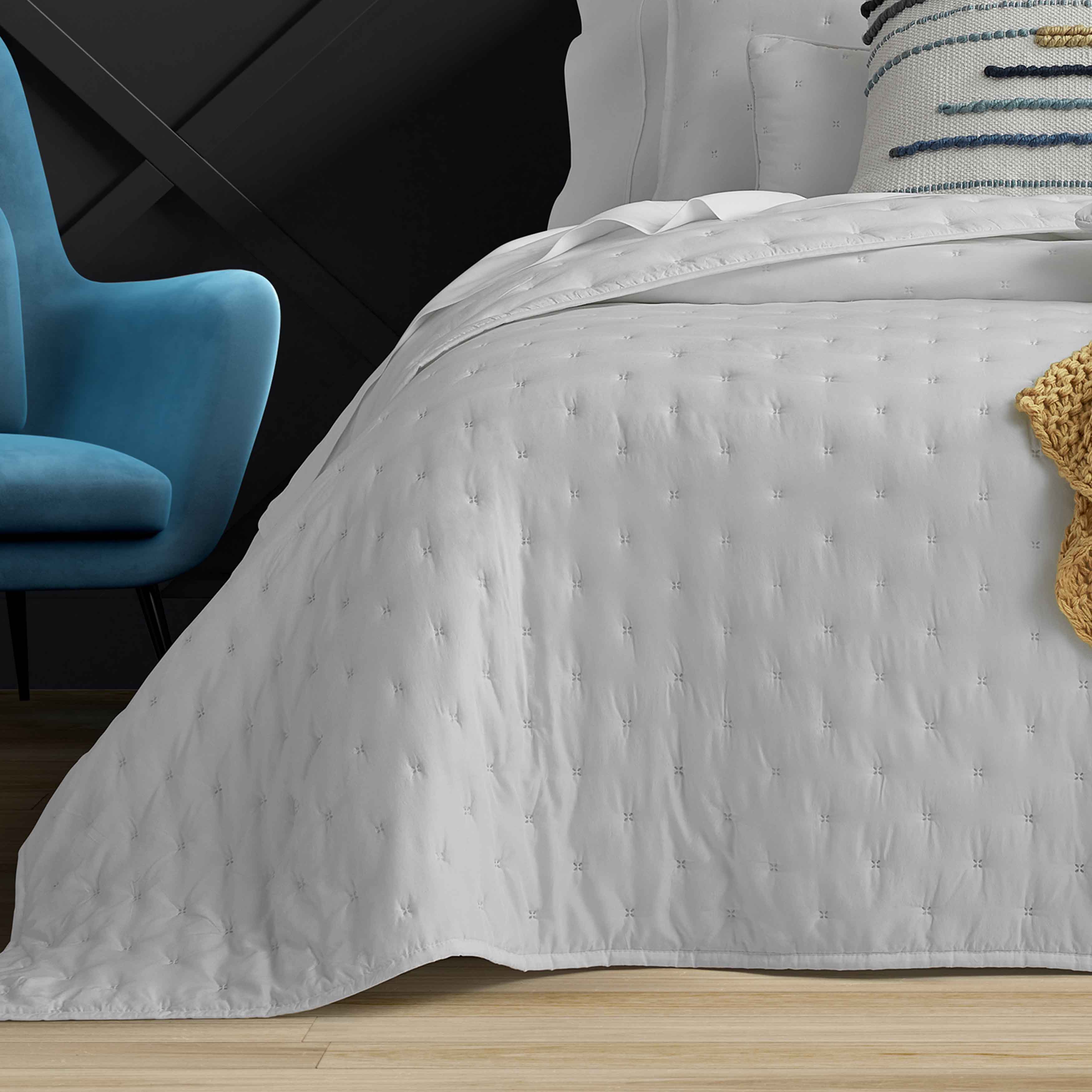 VesperWhite3-PieceQuiltSet-2