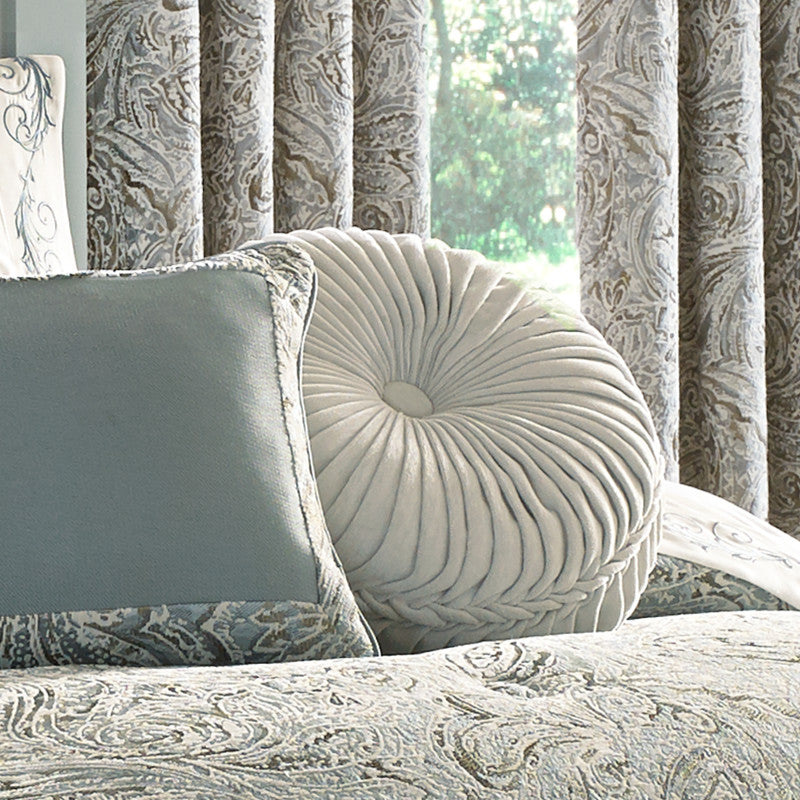 giovani-white-tufted-round-decorative-throw-pillow_giovani_alt-one-new